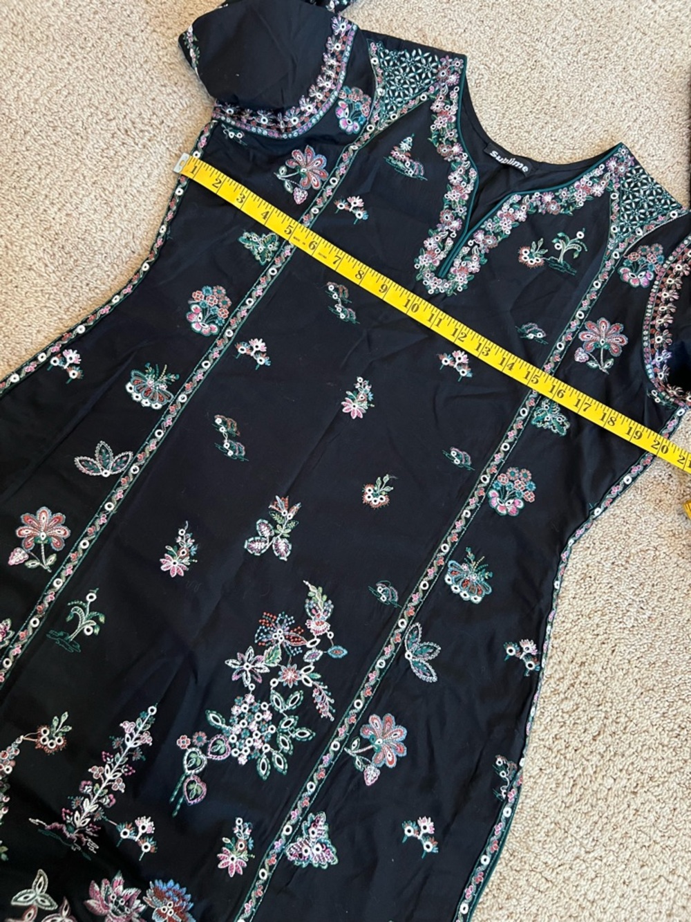 Hussain Rehar Embroidered lawn dress India Pakistani - Picture 6 of 12